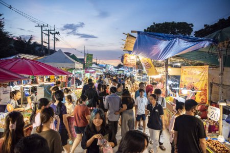 Foto de La gente disfruta de la gran Feria con puestos de comida y gran mercado en Buffalo Race Festival o Wing Khwai en la ciudad y provincia de Mueang Chonburi en Tailandia. Tailandia, Chonburi, 27 de octubre de 2023 - Imagen libre de derechos