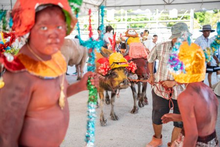 Foto de Peaple y Buffalo están listos para el desfile en Buffalo Race Festival o Wing Khwai en la ciudad de Mueang Chonburi en la provincia de Chonburi en Tailandia. Tailandia, Chonburi, 28 de octubre de 2023 - Imagen libre de derechos