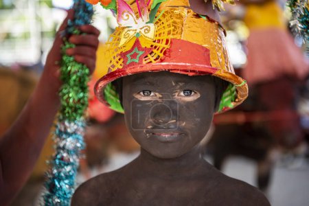 Téléchargez les photos : A Boy est prêt pour la Parade au Buffalo Race Festival ou Wing Khwai à Mueang Chonburi City à Province de Chonburi en Thaïlande. Thaïlande, Chonburi, 28 octobre 2023 - en image libre de droit