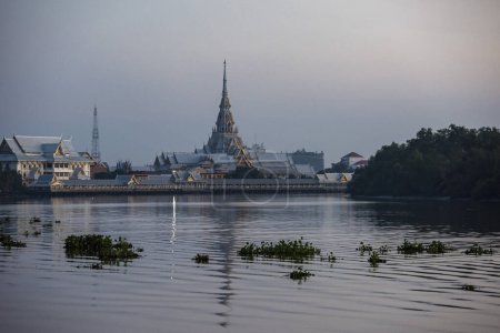 Foto de Wat Sothon Wararam Worawihan en el río Mae Nam Bang Pakong en la ciudad Mueang Chachoengsao en la provincia de Chachoengsao en Tailandia. Tailandia, - Imagen libre de derechos