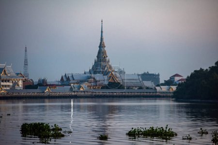 Téléchargez les photos : Wat Sothon Wararam Worawihan on Mae Nam Bang Pakong River in city Mueang Chachoengsao City in Province of Chachoengsao in Thailand. Thaïlande, - en image libre de droit