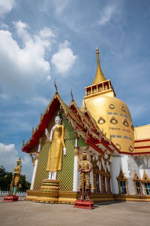 Foto de El Wat Phrong Akat o Phra Archan Somchai cerca de la ciudad de Mueang Chachoengsao en la provincia de Chachoengsao en Tailandia. Tailandia, Chachoengsao, 3 de noviembre de 2023 - Imagen libre de derechos