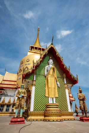 Téléchargez les photos : Le Wat Phrong Akat ou Phra Archan Somchai près de la ville Mueang Chachoengsao City dans la province de Chachoengsao en Thaïlande. Thaïlande, Chachoengsao, 3 novembre 2023 - en image libre de droit