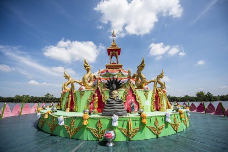Foto de Una gran isla de Lotus en Wat Saman Rattanaram en la ciudad de Mueang Chachoengsao en la provincia de Chachoengsao en Tailandia. Tailandia, Chachoengsao, 3 de noviembre de 2023 - Imagen libre de derechos