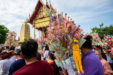 Téléchargez les photos : Une cérémonie du Temple à Wat Chom Phothayaram dans la ville Mueang Chachoengsao City dans la province de Chachoengsao en Thaïlande. Thaïlande, Chachoengsao, 5 novembre 2023 - en image libre de droit