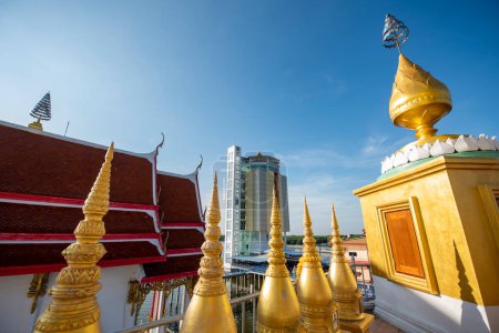 Foto de La torre de mirador de Wat Hong Thong en la costa en Bang Pakong en la provincia de Chachoengsao en Tailandia. Tailandia, Chachoengsao, 2 de noviembre de 2024 - Imagen libre de derechos