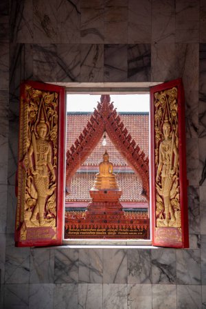 Téléchargez les photos : Le Wat Nakhon Nueang Khet ou Wat Ton Taan près de la ville de Mueang Chachoengsao dans la province de Chachoengsao en Thaïlande. Thaïlande, Chachoengsao, 3 novembre 2023 - en image libre de droit