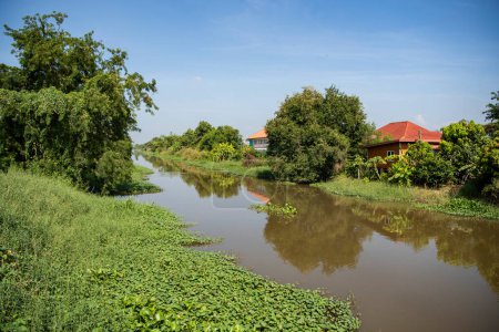 Foto de El río Khlong Nakhon Nueang Khet cerca de la ciudad de Mueang Chachoengsao en la provincia de Chachoengsao en Tailandia. Tailandia, Chachoengsao, 3 de noviembre de 2023 - Imagen libre de derechos