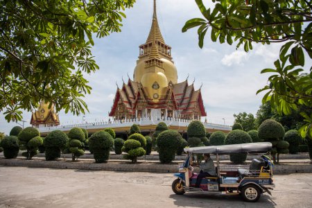Téléchargez les photos : Le Wat Phrong Akat ou Phra Archan Somchai près de la ville Mueang Chachoengsao City dans la province de Chachoengsao en Thaïlande. Thaïlande, Chachoengsao, 3 novembre 2023 - en image libre de droit