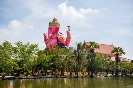 Téléchargez les photos : Le Ganesha à Wat Phrong Akat près de la ville Mueang Chachoengsao City dans la province de Chachoengsao en Thaïlande. Thaïlande, Chachoengsao, 3 novembre 2023 - en image libre de droit