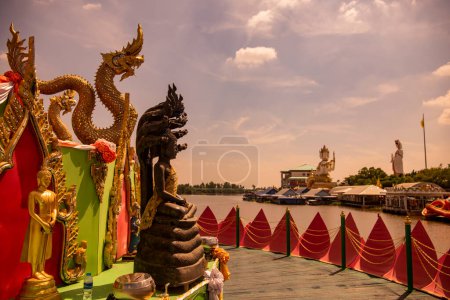 Téléchargez les photos : Une grande île Lotus à Wat Saman Rattanaram dans la ville Mueang Chachoengsao City dans la province de Chachoengsao en Thaïlande. Thaïlande, Chachoengsao, 3 novembre 2023 - en image libre de droit