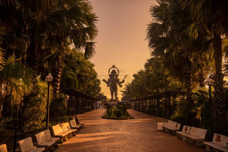 Téléchargez les photos : Khlong Khuean Shri Ganesh International Park près de la ville Mueang Chachoengsao City dans la province de Chachoengsao en Thaïlande. Thaïlande, Chachoengsao, 3 novembre 2023 - en image libre de droit