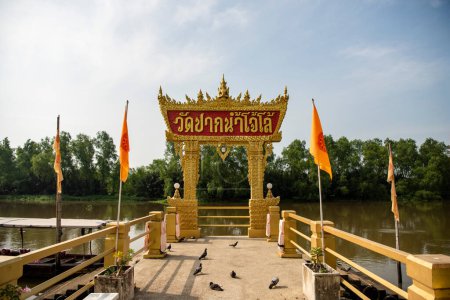 Téléchargez les photos : Jetée à Bang Pakong rivière de Wat Pak Nam Jolo près de la ville Mueang Chachoengsao ville dans la province de Chachoengsao en Thaïlande. Thaïlande, Chachoengsao, 4 novembre 2023 - en image libre de droit