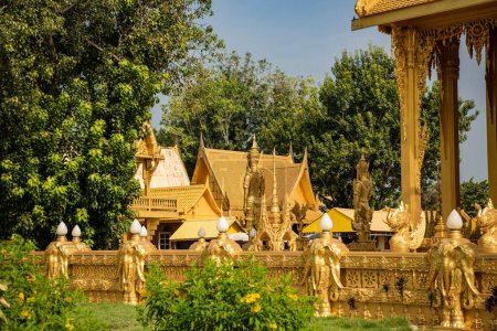 Foto de El Wat Pak Nam Jolo en Bang Khla Village cerca de la ciudad de Mueang Chachoengsao en la provincia de Chachoengsao en Tailandia. Tailandia, Chachoengsao, 4 de noviembre de 2023 - Imagen libre de derechos
