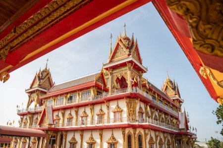 Téléchargez les photos : Le Wat Bang Prongtham Chotikaram près de la ville Mueang Chachoengsao City dans la province de Chachoengsao en Thaïlande. Thaïlande, Chachoengsao, 5 novembre 2023 - en image libre de droit