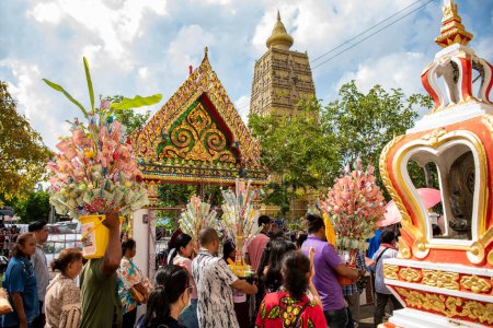 Foto de Una ceremonia del Templo en Wat Chom Phothayaram en la ciudad de Mueang Chachoengsao en la provincia de Chachoengsao en Tailandia. Tailandia, Chachoengsao, 5 de noviembre de 2023 - Imagen libre de derechos