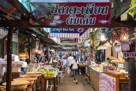 Foto de Talat Khlong Suan Roi Pi antiguo mercado de 100 años cerca de la ciudad de Mueang Chachoengsao en la provincia de Chachoengsao en Tailandia. Tailandia, Chachoengsao, 5 de noviembre de 2023 - Imagen libre de derechos