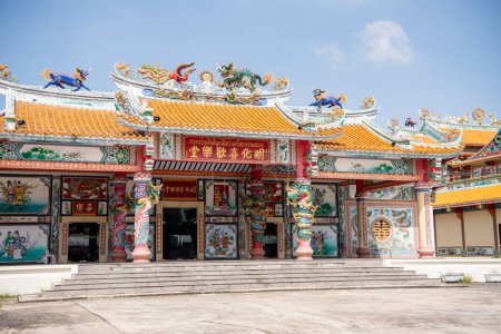 Téléchargez les photos : Temple des Huit Immortels, Pad Riw, Foi Lumineuse Dharma dans la ville Mueang Chachoengsao Ville dans la province de Chachoengsao en Thaïlande. Thaïlande, Chachoengsao, 5 novembre 2023 - en image libre de droit