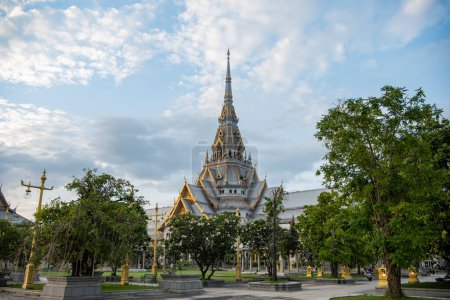Foto de El Wat Sothon Wararam Worawihan en la ciudad de Mueang Chachoengsao en la provincia de Chachoengsao en Tailandia. Tailandia, Chachoengsao, 3 de noviembre de 2023 - Imagen libre de derechos