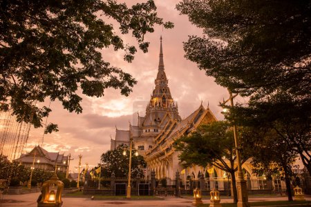 Foto de El Wat Sothon Wararam Worawihan en la ciudad de Mueang Chachoengsao en la provincia de Chachoengsao en Tailandia. Tailandia, Chachoengsao, 3 de noviembre de 2023 - Imagen libre de derechos