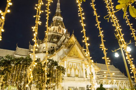 Téléchargez les photos : Le Wat Sothon Wararam Worawihan dans la ville Mueang Chachoengsao City dans la province de Chachoengsao en Thaïlande. Thaïlande, Chachoengsao, 3 novembre 2023 - en image libre de droit