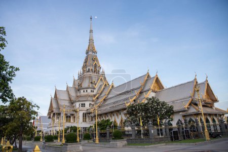 Téléchargez les photos : Le Wat Sothon Wararam Worawihan dans la ville Mueang Chachoengsao City dans la province de Chachoengsao en Thaïlande. Thaïlande, Chachoengsao, 3 novembre 2023 - en image libre de droit