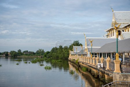 Foto de Wat Sothon Wararam Worawihan en el río Bang Pakong en la ciudad y provincia de Chachoengsao en Tailandia. Tailandia, Chachoengsao, 2 de noviembre de 2023 - Imagen libre de derechos