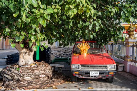 Téléchargez les photos : Une vieille voiture à Wat Sothon Wararam Worawihan dans la ville et la province de Chachoengsao en Thaïlande. Thaïlande, Chachoengsao, 2 novembre 2023 - en image libre de droit
