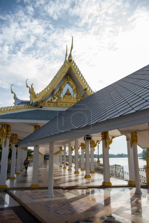 Téléchargez les photos : Wat Sothon Wararam Worawihan à Bang Pakong River dans la ville et la province de Chachoengsao en Thaïlande. Thaïlande, Chachoengsao, 2 novembre 2023 - en image libre de droit