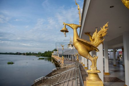 Téléchargez les photos : Wat Sothon Wararam Worawihan à Bang Pakong River dans la ville et la province de Chachoengsao en Thaïlande. Thaïlande, Chachoengsao, 2 novembre 2023 - en image libre de droit
