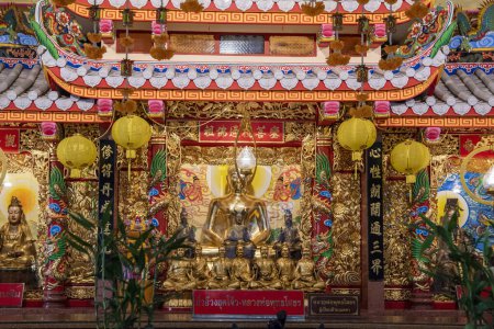 Téléchargez les photos : Le sanctuaire Luang Pho Sothon dans la ville Mueang Chachoengsao City dans la province de Chachoengsao en Thaïlande. Thaïlande, Chachoengsao, 2 novembre 2023 - en image libre de droit