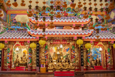 Téléchargez les photos : Le sanctuaire Luang Pho Sothon dans la ville Mueang Chachoengsao City dans la province de Chachoengsao en Thaïlande. Thaïlande, Chachoengsao, 2 novembre 2023 - en image libre de droit