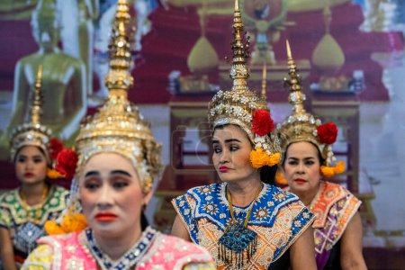 Foto de Danza tradicional tailandesa junto al Wat Sothon Wararam Worawihan en la ciudad y provincia de Chachoengsao en Tailandia. Tailandia, Chachoengsao, 2 de noviembre de 2023 - Imagen libre de derechos