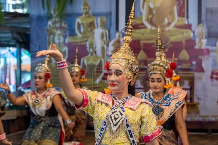 Foto de Danza tradicional tailandesa junto al Wat Sothon Wararam Worawihan en la ciudad y provincia de Chachoengsao en Tailandia. Tailandia, Chachoengsao, 2 de noviembre de 2023 - Imagen libre de derechos