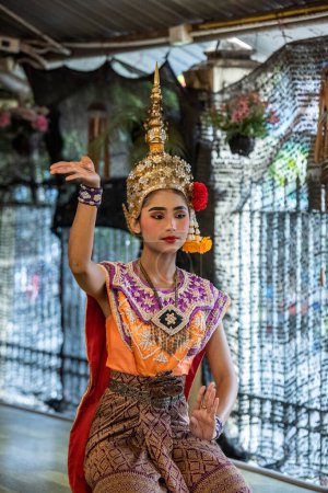 Téléchargez les photos : Danse traditionnelle thaïlandaise à côté du Wat Sothon Wararam Worawihan dans la ville et la province de Chachoengsao en Thaïlande. Thaïlande, Chachoengsao, 2 novembre 2023 - en image libre de droit