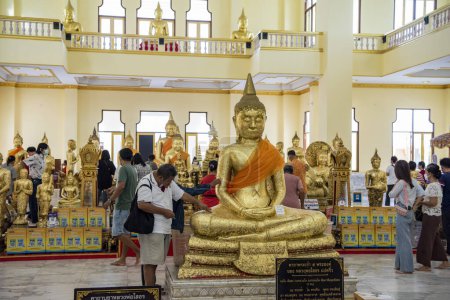 Téléchargez les photos : À l'intérieur de Wat Sothon Wararam Worawihan dans la ville Mueang Chachoengsao City dans la province de Chachoengsao en Thaïlande. Thaïlande, Chachoengsao, 3 novembre 2023 - en image libre de droit