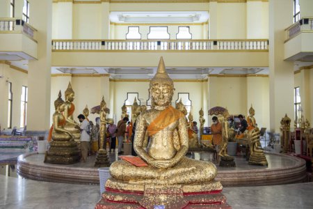 Téléchargez les photos : À l'intérieur de Wat Sothon Wararam Worawihan dans la ville Mueang Chachoengsao City dans la province de Chachoengsao en Thaïlande. Thaïlande, Chachoengsao, 3 novembre 2023 - en image libre de droit