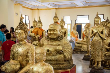 Foto de Dentro de Wat Sothon Wararam Worawihan en la ciudad Mueang Chachoengsao en la provincia de Chachoengsao en Tailandia. Tailandia, Chachoengsao, 3 de noviembre de 2023 - Imagen libre de derechos
