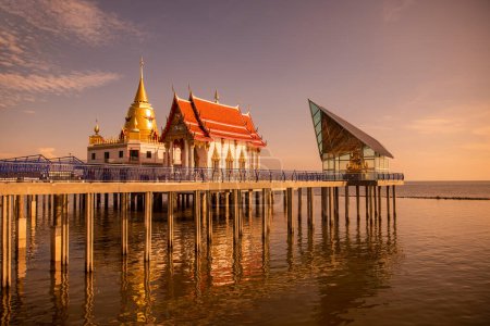 Téléchargez les photos : Le Chedi de Wat Hong Thong sur la côte à Bang Pakong dans la province de Chachoengsao en Thaïlande. Thaïlande, Chachoengsao, 2 novembre 2024 - en image libre de droit