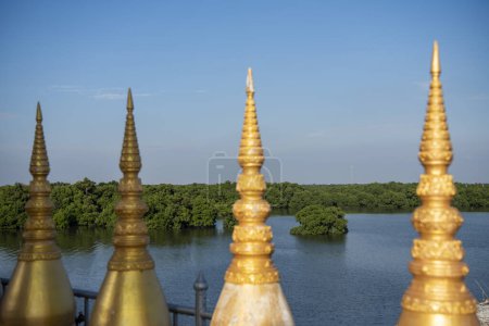 Le Chedi de Wat Hong Thong sur la côte à Bang Pakong dans la province de Chachoengsao en Thaïlande. Thaïlande, Chachoengsao, 2 novembre 2024