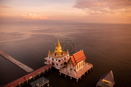 Foto de The Chedi of Wat Hong Thong on the Coast in Bang Pakong in the Province of Chachoengsao in Thailand (en inglés). Tailandia, Chachoengsao, 2 de noviembre de 2024 - Imagen libre de derechos