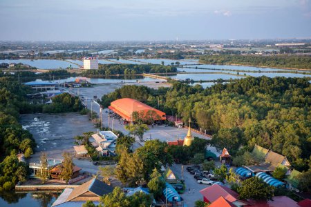 Téléchargez les photos : Vue du point de vue de Wat Hong Thong sur la côte à Bang Pakong dans la province de Chachoengsao en Thaïlande. Thaïlande, Chachoengsao, 2 novembre 2024 - en image libre de droit