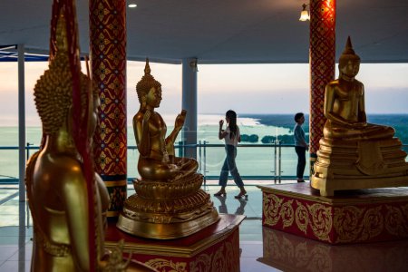 Téléchargez les photos : Un Bouddha à Viewpoint Tower of Wat Hong Thong sur la côte à Bang Pakong dans la province de Chachoengsao en Thaïlande. Thaïlande, Chachoengsao, 2 novembre 2024 - en image libre de droit