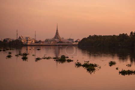 Foto de Wat Sothon Wararam Worawihan en el río Mae Nam Bang Pakong en la ciudad Mueang Chachoengsao en la provincia de Chachoengsao en Tailandia. Tailandia, - Imagen libre de derechos