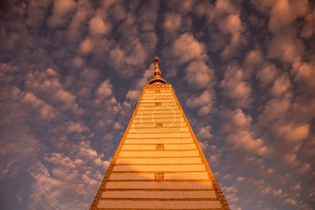 Tailandia, Ubon Ratchathani - 24 de noviembre de 2023: Sri Maha Pho Chedi of Wat Phra That Nong Bua Temple in the city centre of Ubon Ratchathani and Province Ubon Ratchathani in Thailand.