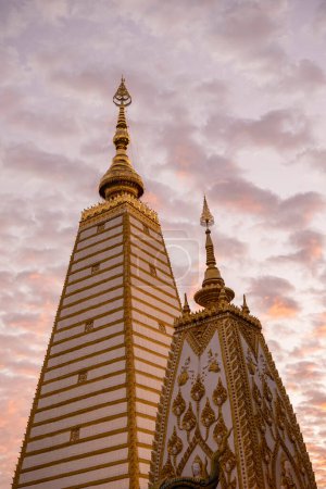 Foto de Tailandia, Ubon Ratchathani - 24 de noviembre de 2023: Sri Maha Pho Chedi of Wat Phra That Nong Bua Temple in the city centre of Ubon Ratchathani and Province Ubon Ratchathani in Thailand. - Imagen libre de derechos