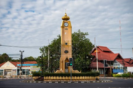 Foto de Torre del Reloj en el centro de la ciudad de Udon Ratchathani y la provincia de Ubon Ratchathani en Tailandia. Tailandia, Ubon Ratchathani, 25 de noviembre de 2023 - Imagen libre de derechos