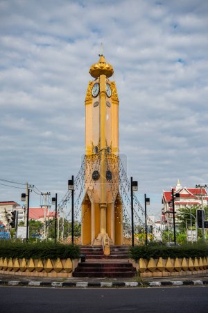 Téléchargez les photos : Tour de l'horloge dans le centre-ville d'Udon Ratchathani et Province Ubon Ratchathani en Thaïlande. Thaïlande, Ubon Ratchathani, 25 novembre 2023 - en image libre de droit