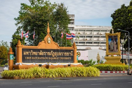 Téléchargez les photos : Université Rajabhat dans le centre-ville d'Udon Ratchathani et Province Ubon Ratchathani en Thaïlande. Thaïlande, Ubon Ratchathani, 25 novembre 2023 - en image libre de droit