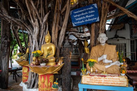 Téléchargez les photos : Bouddha au Wat Jaeng dans le centre-ville d'Udon Ratchathani et province d'Ubon Ratchathani en Thaïlande, 25 novembre 2023. - en image libre de droit